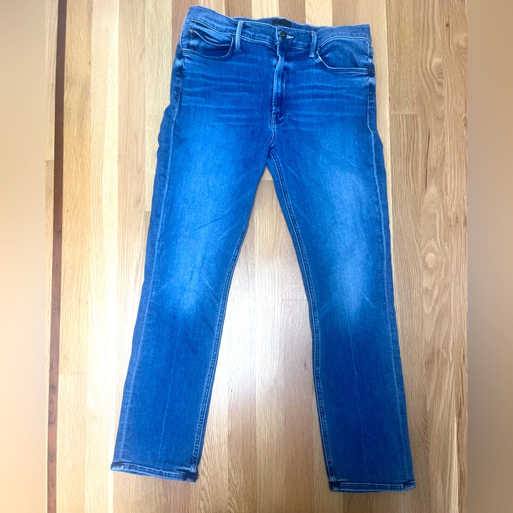 Mother Denim Midrise DazzlerAnkle Fray jeans. Size 31